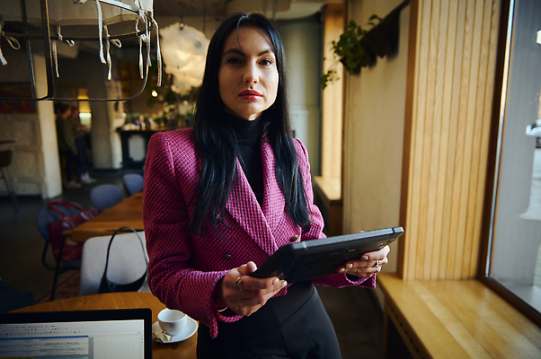 포토 JPG 해외이미지 직업 라이프스타일 40대 컨셉 CEO 사업가 통신 성공 갈색머리 직장 실내 따뜻함 한명 금융 태블릿 사무실 식당 카페 비즈니스우먼 우아함 전문직 감독 연결 카페테리아 주인 책임자 독립 마감 마케팅 투자자 해외202310 해외포토 1 헤어스타일 여자 중년 회사 비즈니스 사람 내부 생활 경제 전자제품 스마트기기 상점 직장인 투자 파일형식