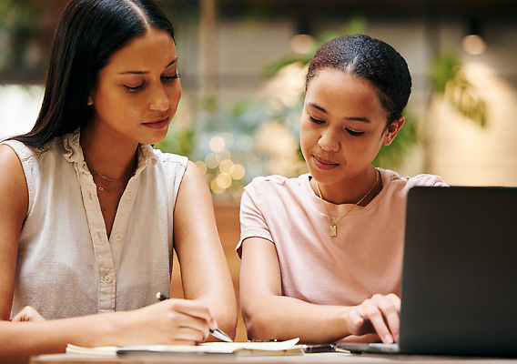 포토 JPG 해외이미지 응시 여자 비즈니스 회의 함께함 상반신 성인 두명 앞모습 노트북 펜 공책 성인여자만 해외202310 해외포토 시선 뷰포인트 컨셉 문구용품 사람 전자제품 필기구 여자만 성인만 파일형식