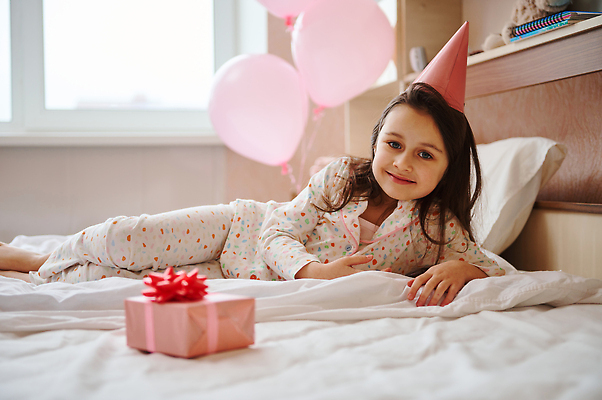 포토 JPG 해외이미지 백인 라이프스타일 응시 기념일 딸 행복 초등학생 어린이 가정 실내 선물 한명 미소 사람 선물상자 인테리어 뷰티 귀여움 축제 놀람 기쁨 침실 축하 화려 해외202310 해외포토 서양인 1 학생 디자인 시선 감정 컨셉 가족 표정 이벤트 내부 생활 상자 파일형식