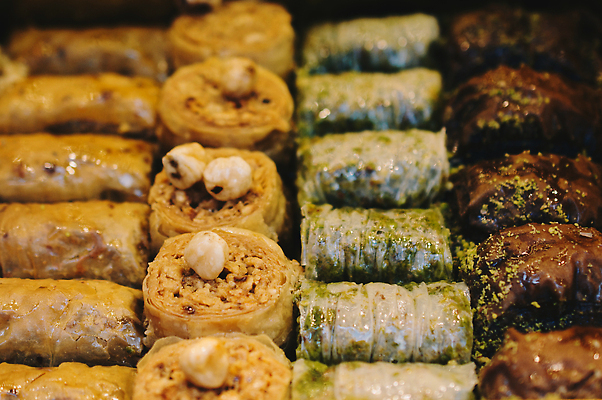 포토 JPG 해외이미지 전통 접시 문화 음식 백그라운드 재료 탁자 디저트 이스탄불 사탕 요리 동양인 사람없음 초록색 과자 상점 기쁨 빵집 견과류 신선 시장 중앙 달콤 맛 설탕 지중해 먹기 유기농 잔치 호두 시럽 꿀 동쪽 칠면조 페스츄리 피스타치오 바클라바 맛있는 튀르키예 해외202310 해외포토 식기 웰빙 감정 아시아 빵 바다 컬러 가구 컨셉 모션 조류 인종 방향 파일형식