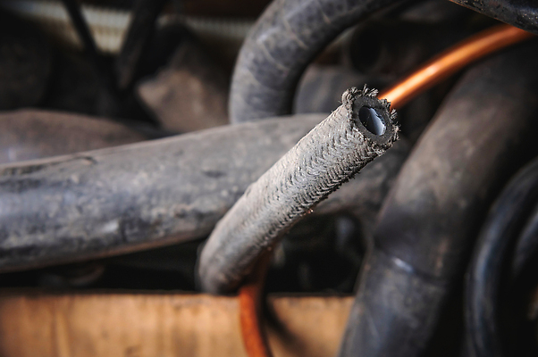 포토 JPG 해외이미지 산업 백그라운드 부분 자동차 사람없음 물 검은색 기계 장비 흰색 액체 수리 선택 서비스 부드러움 연료 호스 튜브 짐차 엔진 고무 옛날 자동 차고 해외202310 해외포토 자연요소 육상교통 컬러 컨셉 감각 파일형식