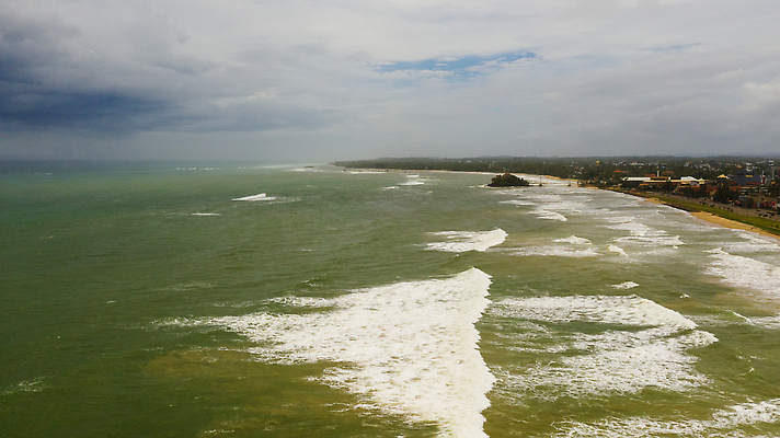 포토 JPG 해외이미지 나무 구름 모래 파도 바다 섬 여행 자연 하늘 호텔 휴가 손바닥 풍경 해변 사람없음 야외 물 여름 파란색 관광지 야자수 맑음 만 서핑 휴양지 암초 타운 항공촬영 스리랑카 조감도 터키석 파라다이스 해외202310 해외포토 자연요소 식물 손 계절 아시아 뷰포인트 컬러 숙소 날씨 장소 수상스포츠 도시 보석 생태계 파일형식
