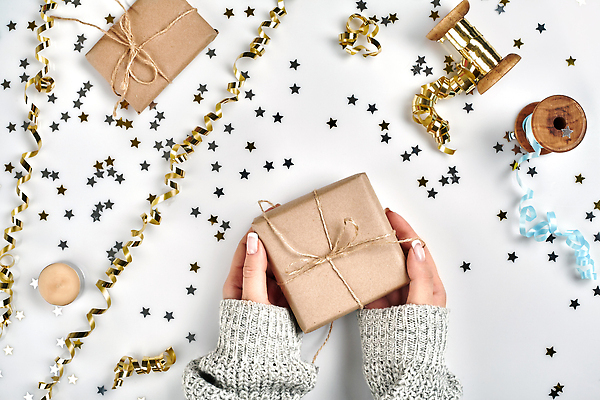 포토 JPG 해외이미지 손 리본 크리스마스 초 신체부위 선물상자 축하 황금 흰배경 색종이 해외202310 해외포토 기념일 종이 백그라운드 컨셉 선물 사람 상자 흰색 파일형식