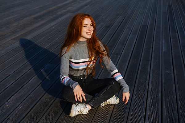 포토 JPG 해외이미지 주간 학생 라이프스타일 긴머리 옷 공원 행복 운동화 컨셉 휴가 바닥 한명 웃음 앉기 야외 목재 빨간색 햇빛 뷰티 맑음 판넬 긍정 주말 빨간머리 스타일 카피스페이스 해외202310 해외포토 자연요소 나무 1 헤어스타일 공공시설 감정 컬러 신발 재료 모션 날씨 표정 사람 생활 태양 공백 파일형식