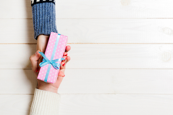 포토 JPG 해외이미지 손 여자 기념일 남자 리본 백그라운드 관계 벽지 탁자 결혼식 남편 휴가 새해 함께함 발렌타인데이 선물 사랑 사람 이벤트 사람없음 목재 상자 파티 놀람 낭만 흰색 시골 축하 인사 잡기 아내 점 생일 활 주기 DIY 카피스페이스 어머니의날 해외202310 해외포토 나무 감정 컬러 가구 결혼 컨셉 재료 모션 데이이벤트 표정 취미 신체부위 공백 예절 미국문화 파일형식