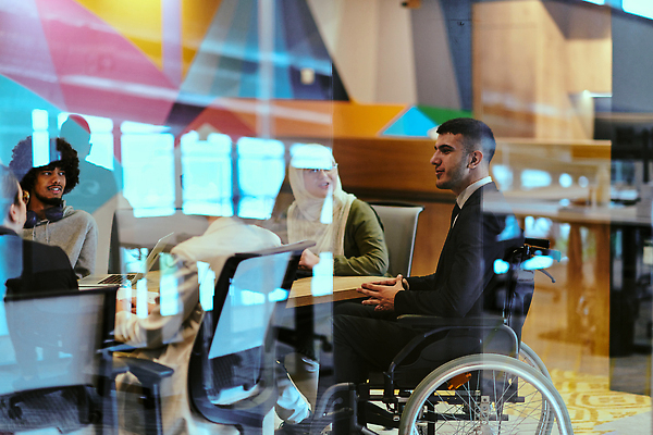 포토 JPG 해외이미지 여자 남자 창문 회의 함께함 여러명 상반신 성인 사무실 직장인 장애인 동료 휠체어 성인만 해외202310 해외포토 직업 다수 컨셉 비즈니스 관계 사람 장애 파일형식