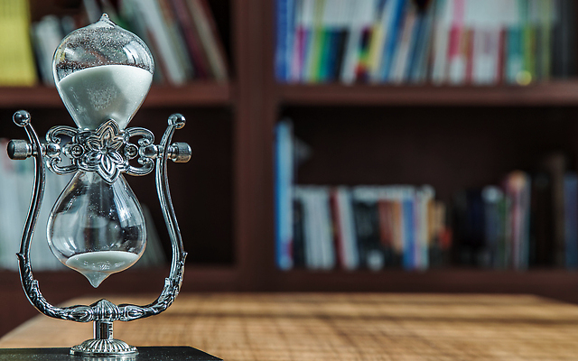 포토 JPG 해외이미지 전통 디자인 모래 벽 시계 백그라운드 컨셉 패턴 장신구 건축양식 유리 추상 책장 선반 아이디어 프레임 미술 사람없음 내부 목재 장식 빛 뷰티 금속 어둠 방 장비 수확 흰색 공구 시간 클래식 도서관 은색 수집 심볼 손목시계 모래시계 오브젝트 복고 타이머 분 순간 여의주 카운트다운 스타일 해외202310 해외포토 나무 교육 건축 컬러 가구 무늬 농업 재료 재질 문화예술 도구 파일형식