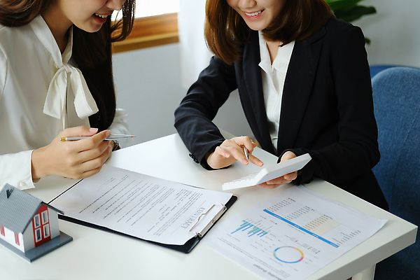 포토 JPG 해외이미지 여자 의자 비즈니스 부동산 주택 들기 앉기 상반신 성인 두명 옆모습 모형 거래 계산기 중개인 계약 문서 계약서 성인여자만 해외202310 해외포토 직업 뷰포인트 가구 모션 문구용품 사람 건물 장비 재산 여자만 성인만 파일형식