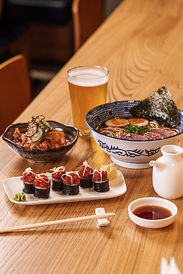 포토 JPG 해외이미지 음식 탁자 맥주 요리 동양인 사람없음 세로 식당 일본 식사 저녁식사 초밥 카페 샐러드 수프 김 참치 국수 매움 점심식사 맛있는 해외202310 해외포토 아시아 가구 주류 어류 인종 상점 면류 해조류 맛 일본음식 파일형식