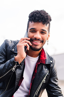 포토 JPG 해외이미지 학생 남자 행복 비즈니스 통신 모바일 대화 한명 미소 소년 야외 세로 스마트폰 핸드폰 청춘 듣기 도시 전화기 부름 히스패닉 스타일 셀룰러 해외202310 해외포토 1 감정 어린이 컨셉 모션 표정 말하기 사람 전자제품 스마트기기 파일형식