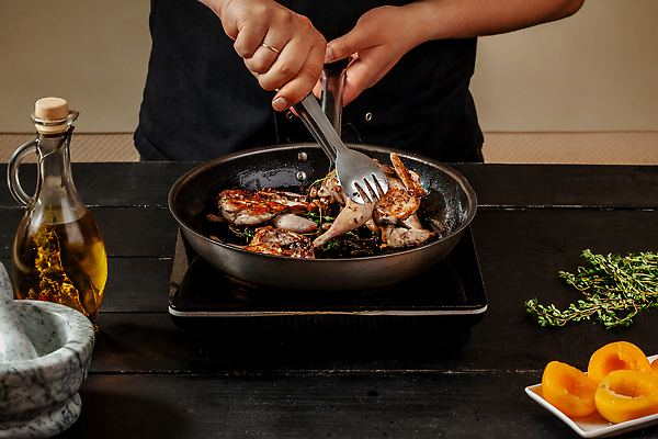 포토 JPG 해외이미지 손 남자 채소 집게 요리 한명 사람 상반신 성인 요리사 잡기 프라이팬 오일 절구 메추리 오일병 성인남자한명만 해외202310 해외포토 직업 1 음식 모션 주방용품 신체부위 화장품 도구 남자한명만 성인남자만 파일형식