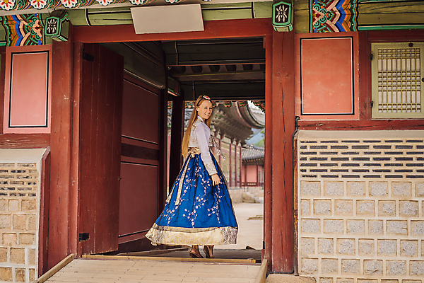 포토 JPG 해외이미지 전신 서양인 여자 여행 한명 성인 야외 한복 입장 대문 경복궁 성인여자한명만 해외202310 해외포토 외국인 1 한국전통 한국 사람 문 궁전 전통의상 여자한명만 성인여자만 파일형식