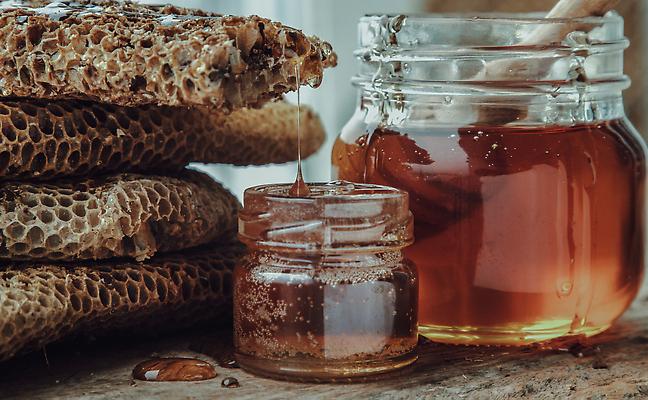 포토 JPG 해외이미지 전통 디자인 음식 백그라운드 다이어트 자연 유리 건강 요리 사람없음 장식 뷰티 노란색 라벨 흐름 신선 액체 황금 달콤 맛 설탕 먹기 허브 유기농 아로마 시럽 꿀 비타민 건강식 벌집 내추럴 구성 영양분 포도당 스타일 맛있는 해외202310 해외포토 식물 웰빙 컬러 컨셉 모션 재질 프레임 생태계 영양소 파일형식