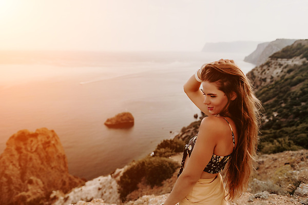 포토 JPG 해외이미지 라이프스타일 여자 행복 바다 여행 자연 하늘 휴가 산 한명 사람 성인 야외 물 파란색 뷰티 여행객 계곡 트래킹 하이킹 추위 자유 정상 셀프카메라 나눔 수평선 해외202310 해외포토 자연요소 1 감정 컬러 컨셉 레저 생활 사진촬영 생태계 파일형식