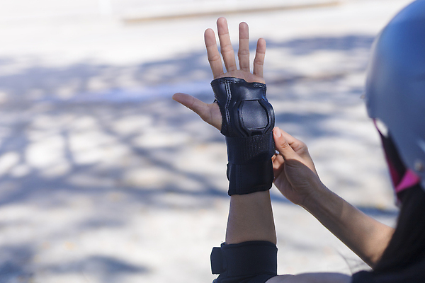 포토 JPG 해외이미지 라이프스타일 손 공원 여자 행복 도로 스포츠 자연 아침 휴식 거리 건강 경비 안전 사람 취미 사람없음 야외 여름 청춘 뷰티 일출 장비 스케이트 스케이팅 스케이트보드 보호 숲 익스트림스포츠 보안 롤러 기어 보호자 스케이터 패드 해외202310 해외포토 주간 계절 공공시설 감정 길 스포츠용품 컨셉 교통시설 겨울스포츠 운동선수 생활 신체부위 노을 보드_스포츠 생태계 파일형식