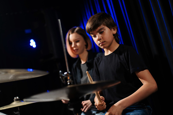 포토 JPG 해외이미지 백인 학생 교육 행복 감정 어린이 음악 운동화 교실 학교 놀이 수업 타악기 함께함 실내 소년 취미 두명 학습 세트 금속 소리 음악가 장비 모임 무대 기구 악단 가르침 흥분 전자 드럼 조립 가정교사 드럼스틱 해외202310 해외포토 서양인 직업 남자 악기 신발 컨셉 재질 문화예술 사람 내부 교사 파일형식
