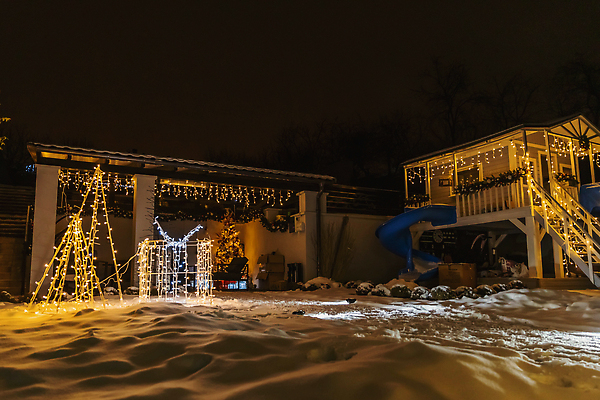 포토 JPG 해외이미지 나무 계절 크리스마스 겨울 자연 휴가 전등 새로움 거리 주택 따뜻함 사람없음 야외 건물 장식 초록색 빛 반짝임 울타리 문 미국 화환 추위 도시 화려 12월 연도 마법 광 안뜰 크리스마스이브 환상 클라우스 해외202310 해외포토 식물 건축물 기념일 꽃 컬러 컨셉 북아메리카 모션 조명 담장 날짜 생태계 파일형식