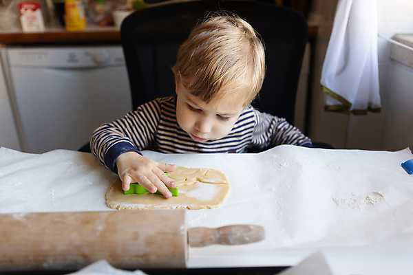 포토 JPG 해외이미지 남자 어린이 디저트 한명 소년 상반신 앞모습 주방 커튼 누름 제빵 밀대 요리중 쿠키틀 소년한명만 해외202310 해외포토 1 음식 뷰포인트 모션 주방용품 사람 제과제빵 제빵도구 남자한명만 소년만 파일형식