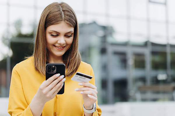 포토 JPG 해외이미지 손 음식 돈 인터넷 비즈니스 모바일 한명 사람 금융 스마트폰 핸드폰 쇼핑 컴퓨터 상점 디지털 신용카드 구매 고객 결제 온라인 전자상거래 해외202310 해외포토 1 신체부위 경제 전자제품 스마트기기 재산 파일형식
