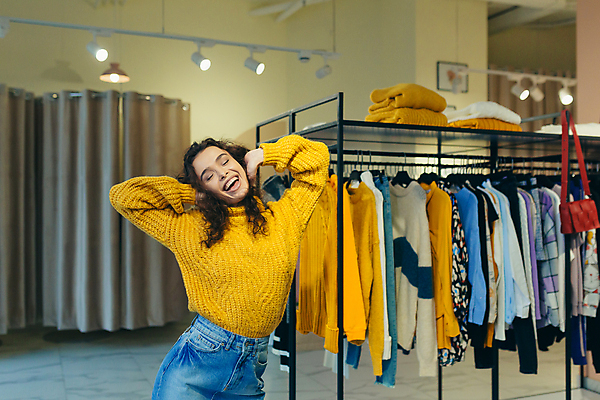 포토 JPG 해외이미지 여자 포즈 실내 한명 웃음 상반신 성인 앞모습 쇼핑 옷걸이 즐거움 옷가게 성인여자한명만 해외202310 해외포토 1 옷 감정 뷰포인트 표정 사람 내부 상점 여자한명만 성인여자만 파일형식