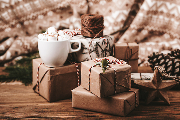 포토 JPG 해외이미지 리본 크리스마스 실내 크리스마스선물 사람없음 선물상자 하이앵글 갈색 쌓기 머그컵 오브젝트 코코아 마시멜로우 베이지색 해외202310 해외포토 기념일 음료 뷰포인트 컬러 모션 디저트 선물 내부 컵 상자 파일형식