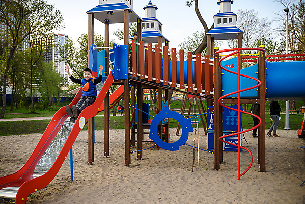 포토 JPG 해외이미지 주간 전신 남자 어린이 한명 소년 야외 앞모습 야외활동 만세 미끄럼틀 놀이기구 놀이터 소년한명만 해외202310 해외포토 자연요소 1 뷰포인트 모션 놀이 사람 남자한명만 소년만 파일형식