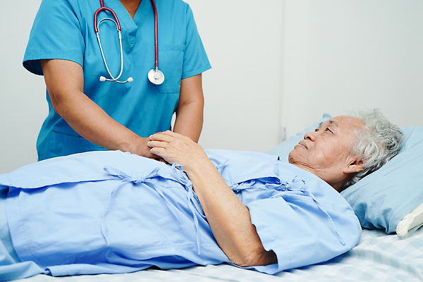 포토 JPG 해외이미지 손 여자 노년 행복 할머니 가족 주택 건강 병원 사랑 미소 동양인 성인 두명 건강관리 희망 환자 간호사 의사 잡기 도움 질병 은퇴 간호 서비스 방문 장애 돌봄 옛날 조언 지원 헬프 해외202310 해외포토 감정 컨셉 의학 관계 모션 표정 관리 사람 인종 건물 신체부위 의료진 파일형식