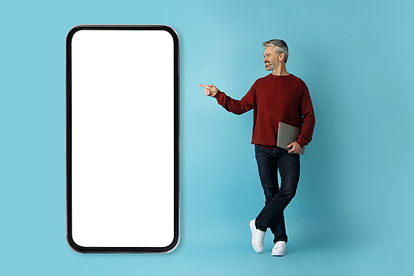 포토 JPG 해외이미지 전신 남자 백그라운드 한명 서기 들기 성인 파란색 노트북 스마트폰 스크린 가리킴 목업 성인남자한명만 카피스페이스 해외포토 1 컬러 모션 사람 손짓 전자제품 핸드폰 스마트기기 공백 남자한명만 성인남자만 파일형식