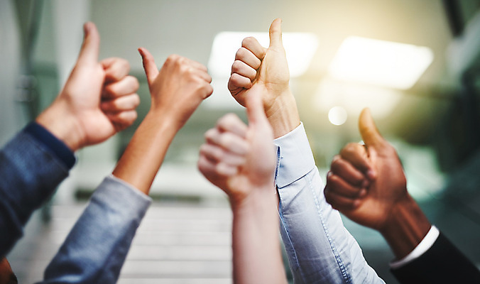 포토 JPG 해외이미지 손 전등 정장 여러명 아웃포커스 신체부위 빛 손들기 기쁨 소프트포커스 따봉 해외202310 해외포토 옷 감정 다수 모션 조명 촬영기법 사람 최고 파일형식