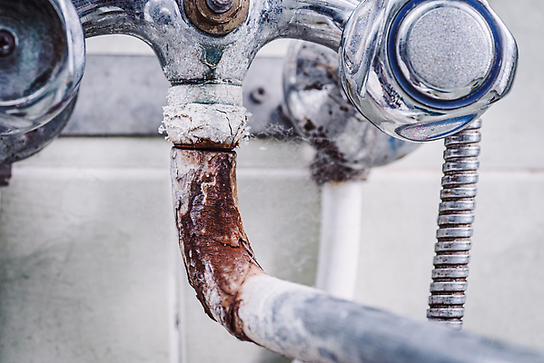 포토 JPG 해외이미지 컨셉 주택 사람없음 물 금속 목욕 손상 추위 욕실 닫기 위생 빨래 묘사 싱크대 부식 수도꼭지 라임 문제 깨짐 옛날 위생관리 철강 칼슘 해외202310 해외포토 자연요소 가사 과일 모션 재질 관리 건물 청결 개수대 파일형식