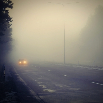 포토 JPG 해외이미지 계절 도로 여행 겨울 교통시설 자동차 유리 날씨 거리 사람없음 빛 어둠 운전 젖음 추위 안개 가을 흰색 고속도로 운전사 위험 아스팔트 속도 꼬리 분무기 폭풍 무거움 나쁜 방법 뿌연 자동 해외202310 해외포토 직업 길 육상교통 컬러 교통 컨셉 모션 재질 무게 시설 파일형식