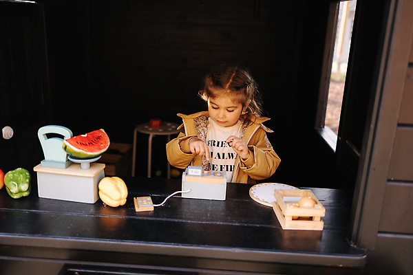 포토 JPG 해외이미지 백인 식기 접시 행복 어린이 음식 놀이 탁자 주택 요리 한명 미소 야외 장난감 뷰티 상점 주방 식당 요리사 저녁식사 봄 유치원 기쁨 방 게임 신선 도시 센터 시장 아침식사 놀이터 먹기 해외202310 해외포토 서양인 직업 1 계절 교육 감정 가구 모션 표정 사람 건물 식사 파일형식