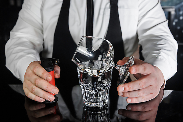 포토 JPG 해외이미지 남자 잔 한명 정장 상반신 성인 반사 잡기 바텐더 토치 성인남자한명만 해외202310 해외포토 1 식기 옷 모션 사람 공구 남자한명만 성인남자만 파일형식