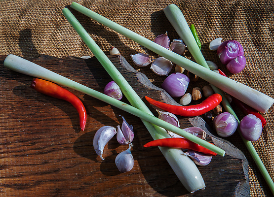 포토 JPG 해외이미지 식물 전통 음식 백그라운드 다이어트 재료 태국 자연 고추 주택 건강 마늘 요리 사람없음 목재 빨간색 초록색 주방 식사 신선 뜨거움 양념 조미료 맛 먹기 허브 묘사 유기농 매움 날것 슬라이스 향기 레시피 식용 이국적 샬롯 맛있는 해외202310 해외포토 나무 웰빙 아시아 컬러 컨셉 채소 모션 양파 건물 생태계 냄새 향미료 파일형식