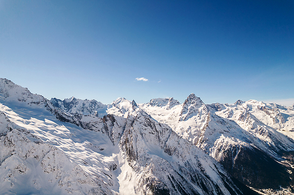 포토 JPG 해외이미지 구름 스포츠 여행 백그라운드 겨울 자연 하늘 휴가 스키 산 안테나 파노라마 풍경 사람없음 가로 파란색 뷰티 여행객 평화 맑음 얼음 안개 흰색 정상 호기심 산등성이 빙하 오르기 엽서 항공촬영 우수 전국 절정 수평선 해외202310 해외포토 자연요소 계절 감정 뷰포인트 컬러 컨셉 통신 모션 날씨 겨울스포츠 촬영기법 사람 편지 절기 생태계 파일형식