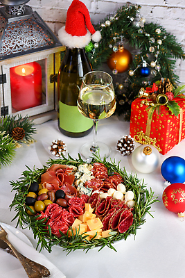 포토 JPG 해외이미지 접시 음식 조각 컨셉 크리스마스 다이어트 부분 반찬 휴가 새해 아이디어 건강 육류 사람없음 옆모습 장식 파티 쌓기 축제 식사 저녁식사 여러개 축하 소시지 애피타이저 올리브 잔치 햄 브런치 로즈메리 점심식사 구성 모짜렐라치즈 뷔페 살라미 핸드메이드 프로슈토 해외202310 해외포토 식기 기념일 열매 뷰포인트 다수 식재료 모션 치즈 이벤트 가공식품 허브 파일형식