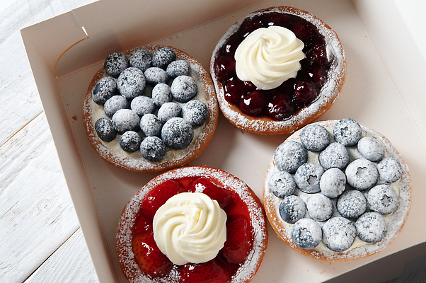 포토 JPG 해외이미지 전통 라이프스타일 접시 기념일 열매 행복 음식 컬러 백그라운드 과일 탁자 딸기 휴가 휴식 디저트 기념 선물 사람없음 장식 컵 빨간색 초록색 여름 세트 컬러풀 케이크 빵집 흰색 축하 신선 생일 차 달콤 맛 아침식사 컵케이크 굽기 크림 유기농 블랙베리 커스터드 타르트 페스츄리 핸드메이드 플랫레이 맛있는 해외202310 해외포토 식물 식기 웰빙 계절 감정 음료 빵 가구 컨셉 이벤트 생활 상점 식사 플랫 구이 파이_빵 파일형식