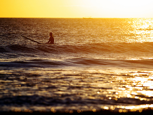 포토 JPG 해외이미지 라이프스타일 여자 스포츠 파도 바다 여행 포즈 신체 자연 하늘 휴가 사람 앉기 사람없음 야외 빨간색 뷰티 일출 맑음 일몰 서핑보드 서핑 발리 인도네시아 서퍼 해외202310 해외포토 아시아 컬러 섬 모션 날씨 운동선수 생활 노을 수상스포츠 보드_스포츠 생태계 파일형식