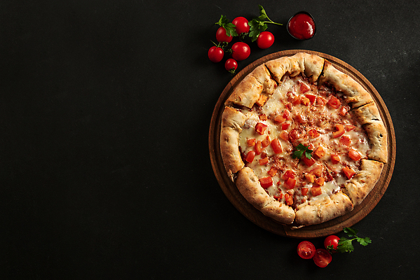 포토 JPG 해외이미지 전통 음식 토마토 채소 치즈 피자 요리 사람없음 빨간색 주방 식사 저녁식사 어둠 이탈리아 껍질 시골 신선 원형 이탈리아음식 폐기물 굽기 속도 메뉴 매움 반죽 후추 시금치 성분 토마토소스 점심식사 마르게리타피자 모짜렐라치즈 오레가노 페스츄리 피자집 해로움 핸드메이드 플랫레이 카피스페이스 비건 맛있는 해외202310 해외포토 도형 유럽 빵 컬러 컨셉 유제품 패스트푸드 서양음식 상점 공백 소스_음식 플랫 맛 쓰레기 구이 향신료 채식주의자 파일형식