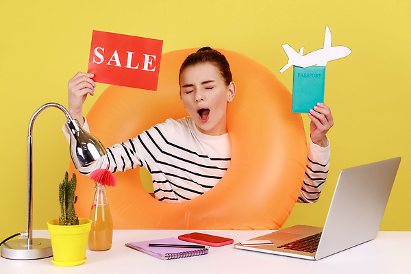 포토 JPG 해외이미지 백인 직업 해외 여자 행복 여행 비즈니스 교통시설 청소년 휴가 휴식 비행기 주택 직장 항해 실내 한명 사람 노트북 컴퓨터 사무실 세일 여행객 공책 외침 비즈니스우먼 티켓 항공 흥분 휴양지 여권 예약 고립 노란배경 대패 사방 프리랜서 해외202310 해외포토 서양인 1 감정 백그라운드 교통 컨셉 배_교통 회사 항공교통 문구용품 대중교통 내부 건물 전자제품 노란색 소리 장소 직장인 시설 파일형식