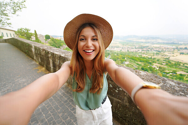 포토 JPG 해외이미지 나무 모자 전통 응시 행복 유럽 여행 자연 휴식 산 한명 사람 풍경 도시풍경 뷰티 여행객 평화 마을 이탈리아 잡기 도시 중세 숲 셀프카메라 언덕 구시가지 토스카나 해외202310 해외포토 식물 1 시선 잡화 감정 나라 컨셉 모션 사진촬영 역사 생태계 파일형식