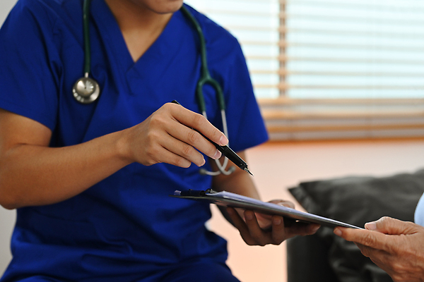 포토 JPG 해외이미지 손 여자 노년 남자 청진기 들기 상반신 성인 두명 신체부위 펜 진료 의사 가리킴 서류판 해외포토 의학 의료기기 모션 사람 손짓 필기구 사무용품 의료진 파일형식