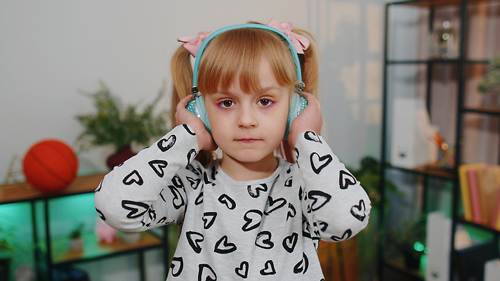 포토 JPG 해외이미지 백인 여학생 여자 딸 행복 어린이 음악 이어폰 거실 노래 놀이 주택 실내 한명 서기 미소 웃음 사람 소파 금발 파티 귀여움 점프 헤드폰 기쁨 듣기 춤 아기 걸음마 반가움 천진난만 혼자 해외202310 해외포토 서양인 1 학생 헤어스타일 감정 음향기기 컨셉 의자 가족 모션 문화예술 표정 이벤트 내부 건물 파일형식