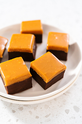 포토 JPG 해외이미지 접시 음식 조각 디저트 사탕 요리 사람없음 과자 초콜릿 달콤 준비 만들기 부드러움 레시피 캐러멜 해외202310 해외포토 식기 모션 감각 맛 파일형식