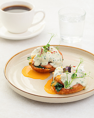 포토 JPG 해외이미지 접시 음식 잎 요리 사람없음 세로 식당 계란 식사 신선 아침식사 지중해 메뉴 브런치 토스트 노른자 삶기 맛있는 해외202310 해외포토 식물 식기 빵 바다 상점 알 파일형식