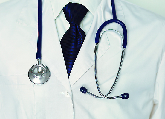 포토 JPG 해외이미지 직업 행복 백그라운드 유니폼 청진기 건강 병원 사람 성인 사람없음 약 의사 흰색 자신감 고립 돌봄 서류판 해외202310 해외포토 옷 감정 컬러 의학 의료기기 모션 사무용품 의료진 파일형식