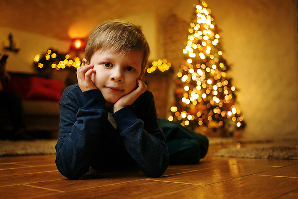 포토 JPG 해외이미지 나무 계절 행복 얼굴 어린이 크리스마스 겨울 가족 휴가 새해 아파트 주택 기념 선물 한명 소년 내부 장식 빛 금발 축제 방 축하 오픈 야간 저녁 소프트포커스 12월 벽난로 마법 전나무 리빙 크리스마스이브 스타일 해외202310 해외포토 자연요소 식물 1 헤어스타일 기념일 남자 감정 컨셉 관계 촬영기법 사람 건물 신체부위 날짜 파일형식