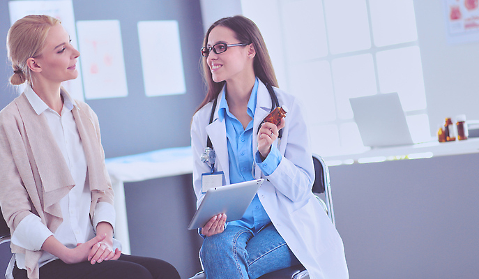 포토 JPG 해외이미지 직업 응시 여자 청진기 건강 병원 대화 두명 노트북 약 듣기 시험 환자 의사 흰색 긴급 가리킴 기록 질병 구조원 문서 약속 처방 방문 문제 돌봄 물리치료사 서류판 소아과의사 심장병 해외202310 해외포토 시선 교육 컬러 의학 의료기기 모션 말하기 사람 손짓 전자제품 사무용품 의료진 치료사 파일형식