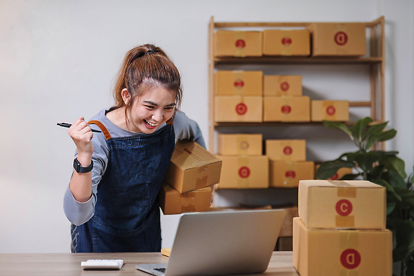 포토 JPG 해외이미지 직업 옷 여자 인터넷 회사 포장 사업가 성공 한명 금융 노트북 스마트폰 알약 판매 세일 상점 비즈니스우먼 상품 사이버 고객 확인 서비스 온라인쇼핑 패키지 질서 획득 소매 온라인 주소 주인 물류 짐싸기 전자상거래 마케팅 매각 목록 프리랜서 중소기업 해외202310 해외포토 1 컨셉 비즈니스 사람 경제 전자제품 핸드폰 스마트기기 쇼핑 약 예절 직장인 파일형식