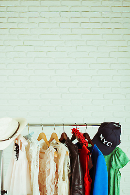 포토 JPG 해외이미지 라이프스타일 디자인 드레스 옷 여자 행복 백그라운드 셔츠 주택 매달리기 종류 사람없음 내부 목재 컬러풀 유행 상점 방 코트 흰색 직물 면 오픈 장롱 선택 옷걸이 청소 수집 수납 신발장 스타일 비어있는 해외202310 해외포토 나무 감정 컬러 가구 컨셉 상의 재료 모션 사람 건물 생활 외투 파일형식